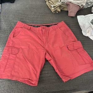 Salmon pink men’s cargo shorts sz36